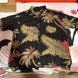 Features black and gold tones Tropical Floral Button up Sz Xl